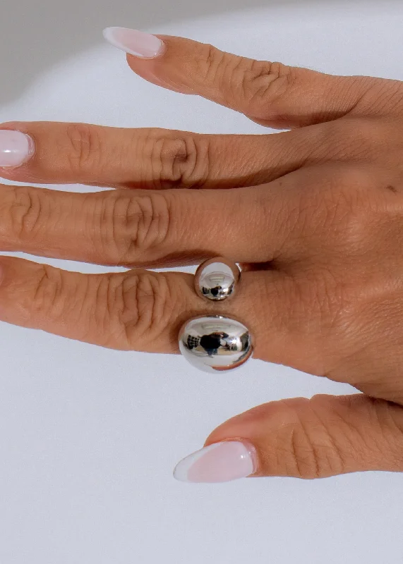 Affordable Glamour – Premium Jewelry At Special Prices Shiny Oval Metallic Ring Silver