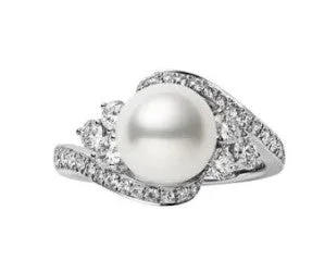 18kt white gold Diamond and Pearl Ring