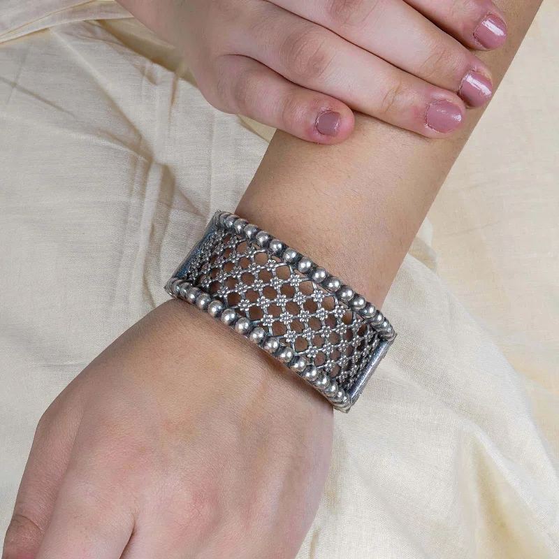 Beautiful Jewelry, Breathtaking Discounts – Hurry In Teejh Aakshi Bracelet