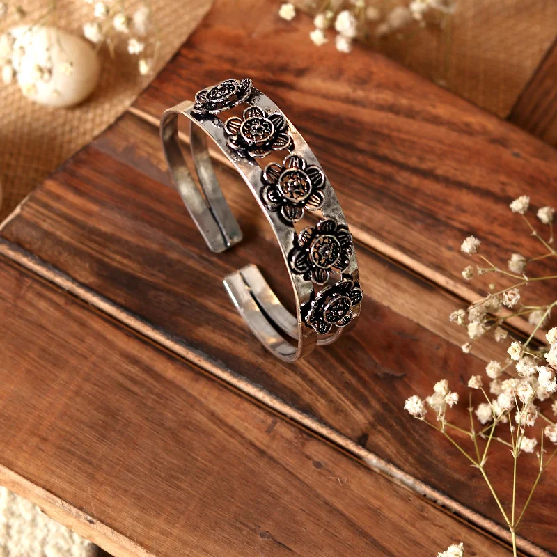 Unmissable Jewelry Discounts – Elevate Your Look For Less Teejh Raavee Silver Oxidised Bracelet Cuff