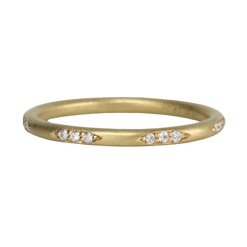 Breathtaking Jewelry, Breathtaking Prices 18K Gold Hammered "Vintage" Glitter Band with Diamonds